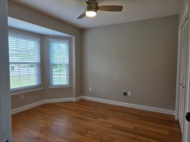 Building Photo - 180 Martinique Cir