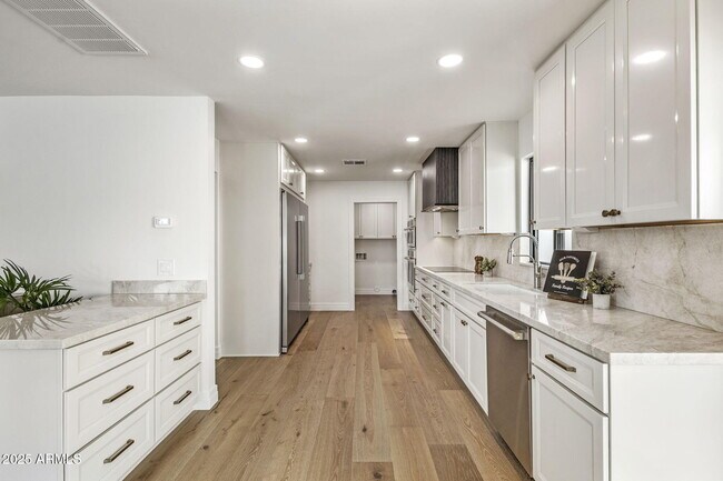 Building Photo - 7339 E Solano Dr