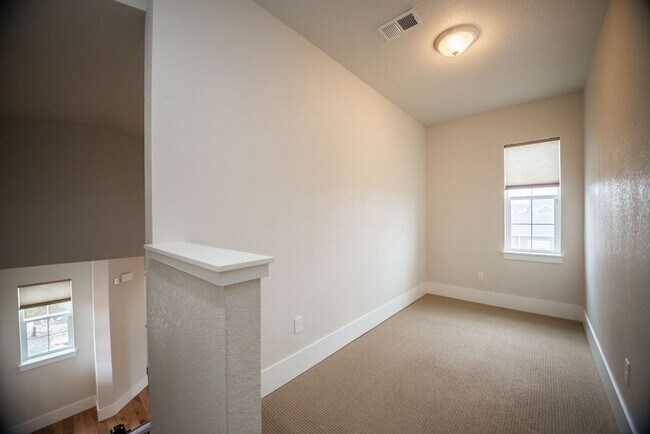 Building Photo - Charming 3-Bedroom Home in the Desirable Bucking Horse Neighborhood!