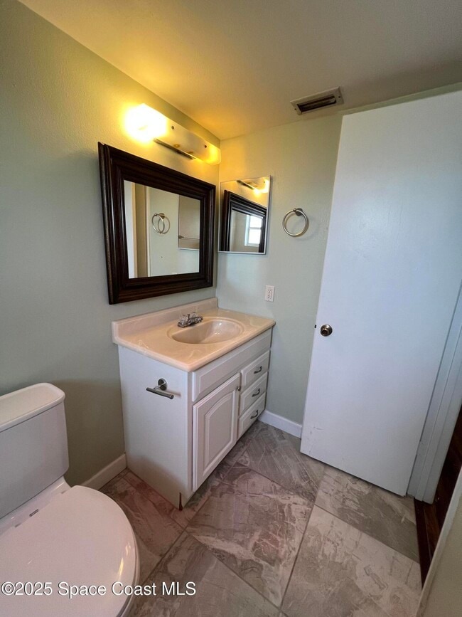 Building Photo - 424 Dove Ln