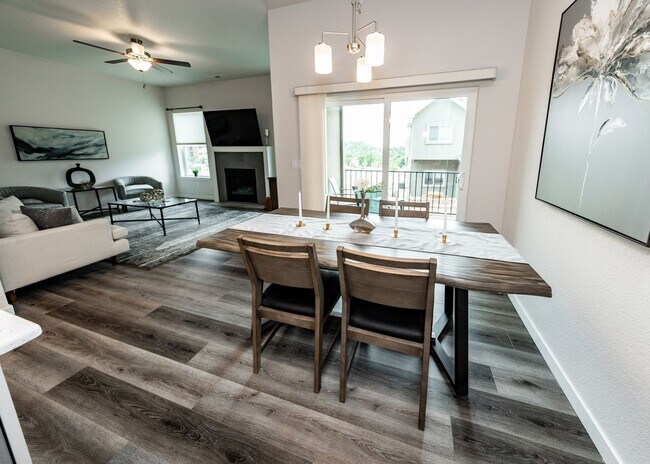 Building Photo - Fully Furnished 3 Bedroom 2.5 Bath Luxury Townhome by Garden of the Gods