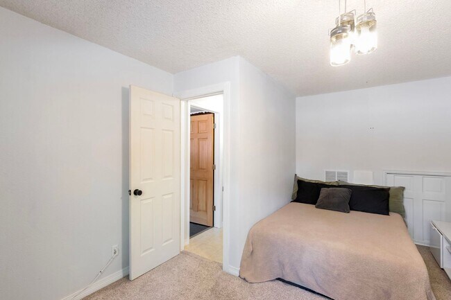 Building Photo - 3117 Moonbeam Cir S