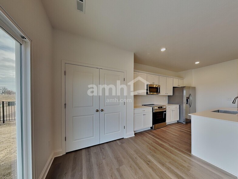 Building Photo - 9106 Henley Ave