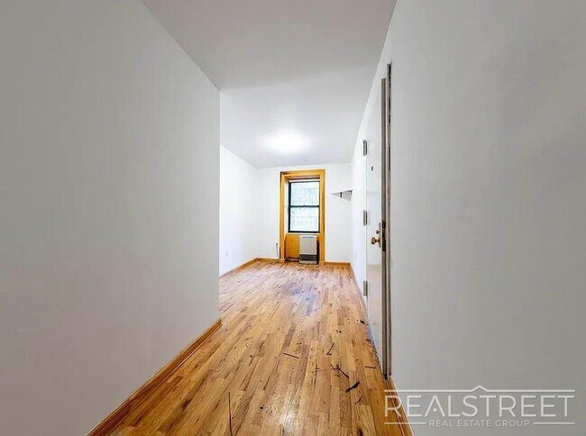 Building Photo - No Fee – 4 Bed / 1.5 Bath with Private Bac...
