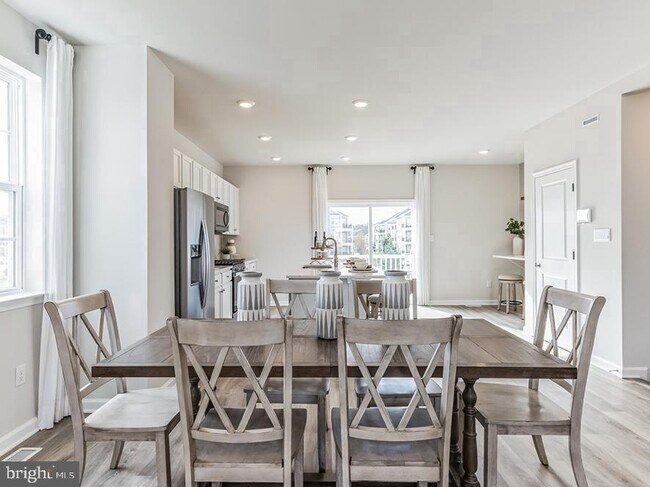Building Photo - 216 Macoun Way