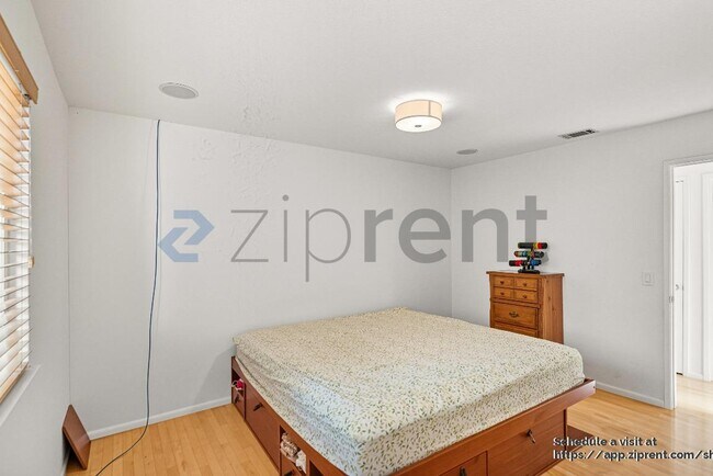 Building Photo - 228 Chestnut Ct