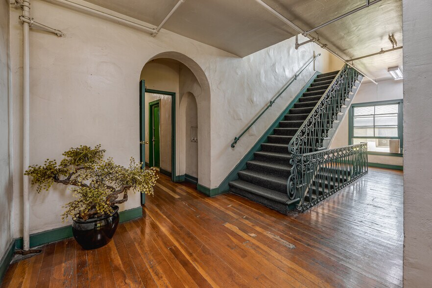 Building Photo - 1625 Mariposa Ave