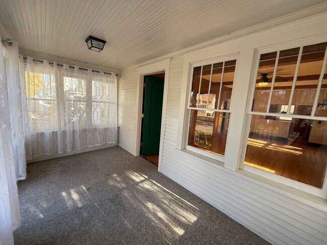 Building Photo - 2 Bed | 2 Bath | Single-Family Home