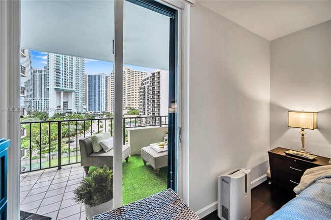 Building Photo - 520 Brickell Key Dr