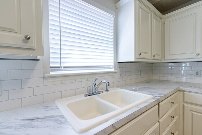 Building Photo - Wonderful Duplex in Southwest Lubbock!