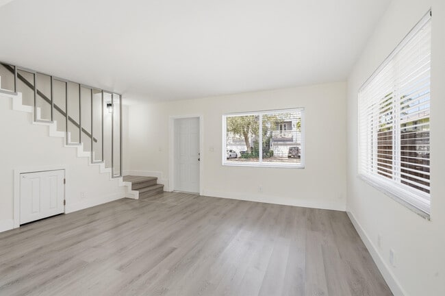 Building Photo - 622 SW 7th Ave