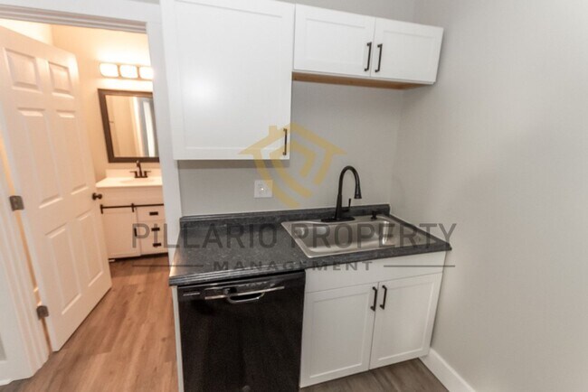 Building Photo - Charming 3-Bedroom Bungalow Near Garfield ...