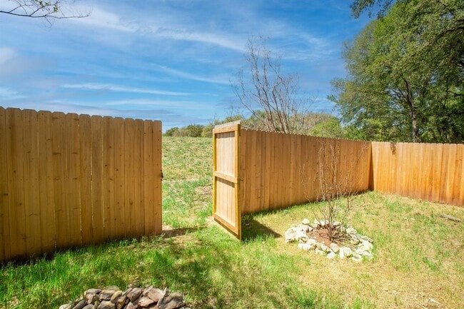 Building Photo - 2204 Coats Cir