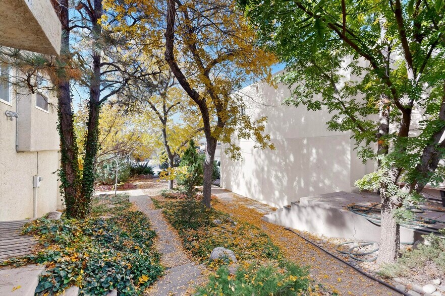 Building Photo - 5528 Overlook Dr NE