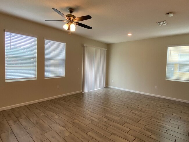 Building Photo - 3BD/2.5BA Townhome in Econ Trails Near Valencia East!