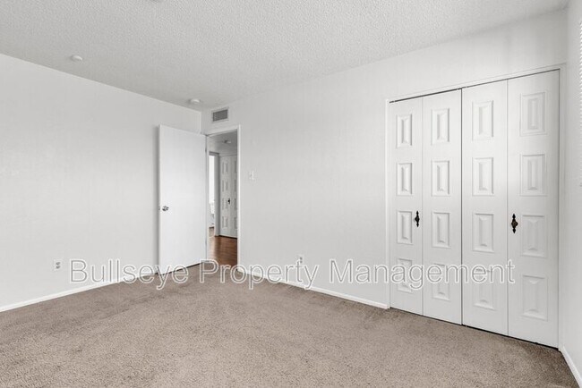 Building Photo - 1333 E Donner Dr