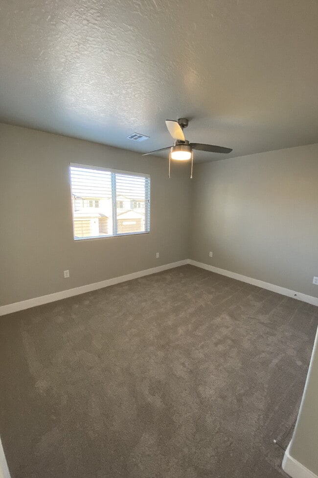Building Photo - "Spacious 4-Bed Townhouse Oasis with 2.5 Baths in Scenic Hurricane, UT!"