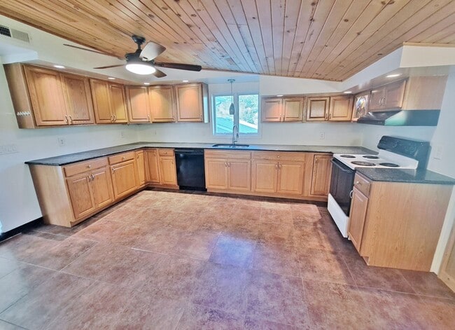Building Photo - 3 Bed / 1-1/2 Bath Single Family Home