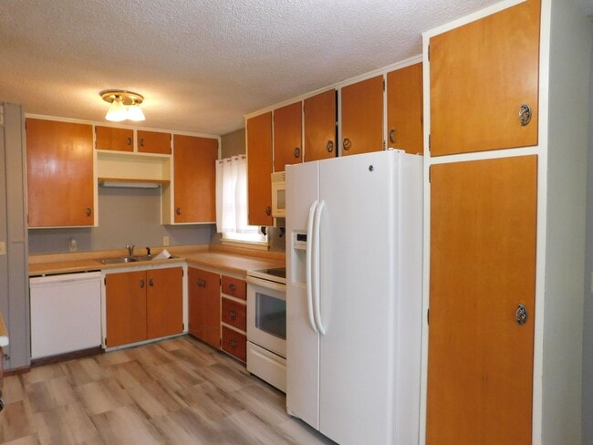 Building Photo - 2-bedroom, 1-bathroom home located in the ...