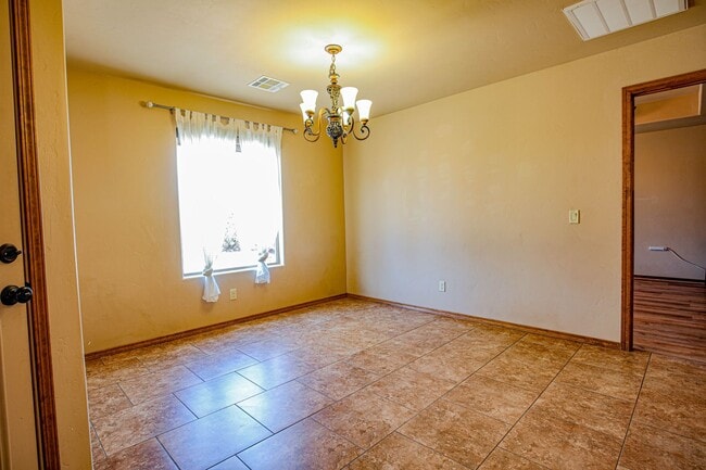 Building Photo - Beautiful 4 Bedroom/2 Bath Home