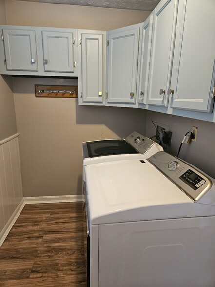 Building Photo - 939 Cambridge Dr