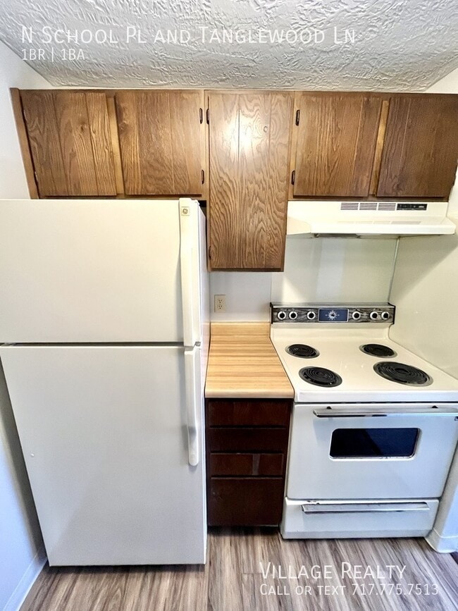 Building Photo - 323 N School Pl