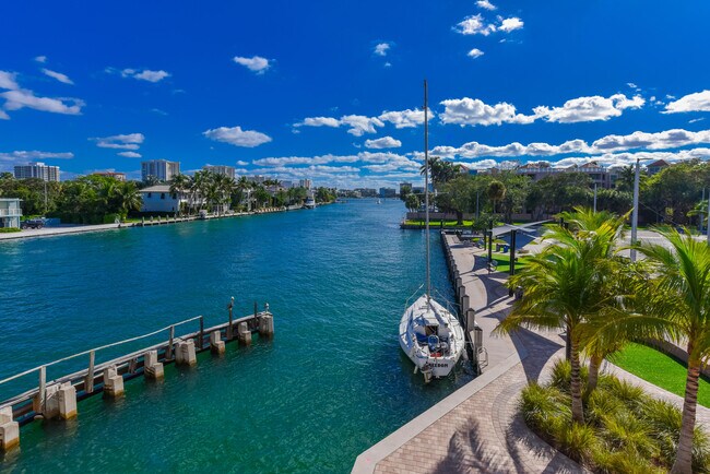 Building Photo - 485 E Royal Palm Rd