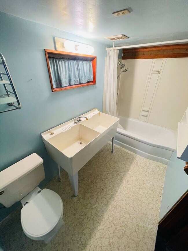 Building Photo - 1100 32nd St