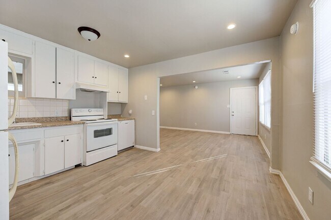 Building Photo - Newly remodeled Duplex in Midwest City