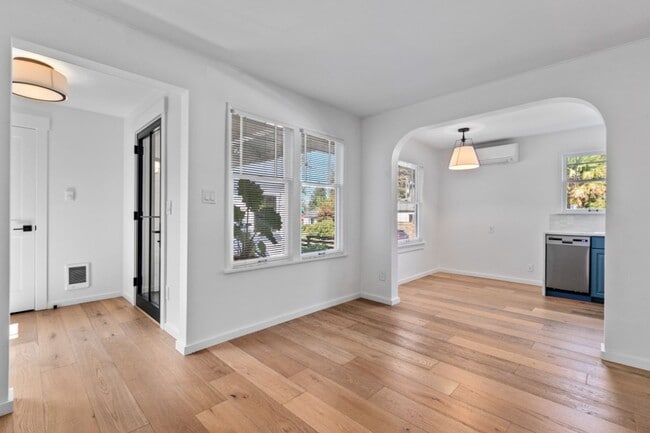 Building Photo - 2Bd/1Ba Seattle Duplex