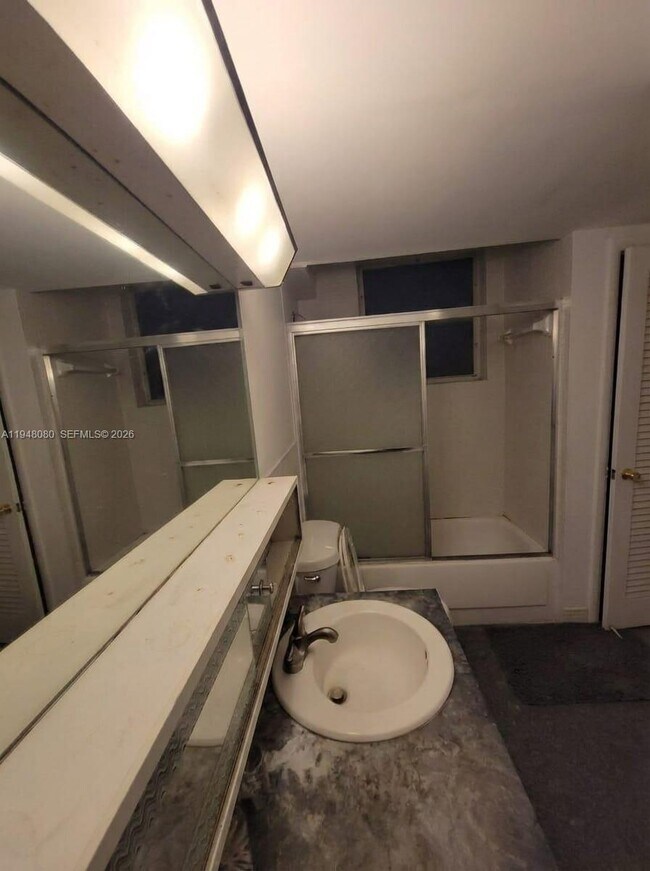 Building Photo - 1591 NE Miami Gardens Dr