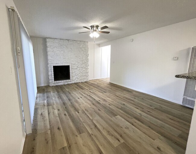 Interior Photo - 15758 Sherman Way