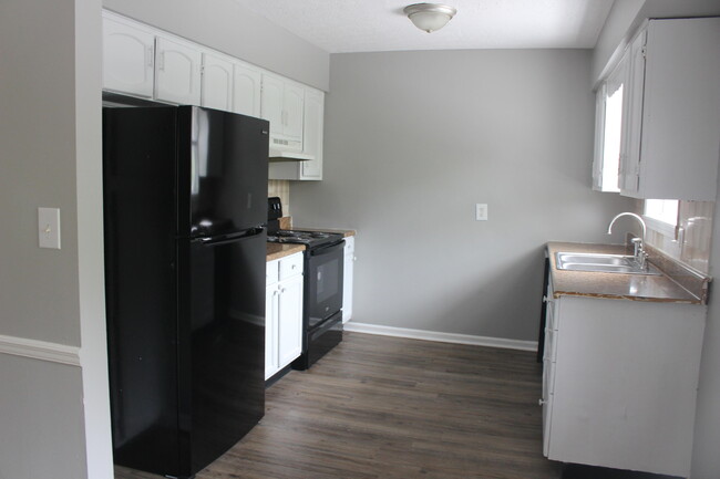 Building Photo - 1499 Thames Dr