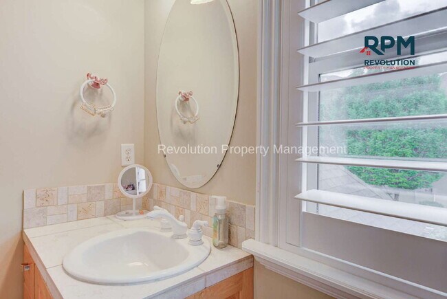 Building Photo - "Spacious Elegance: Stunning 6-Bedroom Ret...