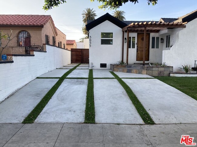 Building Photo - 3057 Vineyard Ave