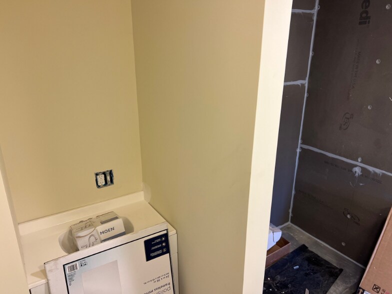 Building Photo - 200 Maple Rd