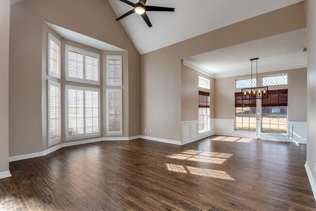 Building Photo - 529 Chippendale Dr