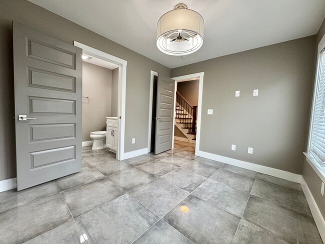 Building Photo - 3 Bed, 3.5 Bath Home w/ 2 Car Garage and Lake Views