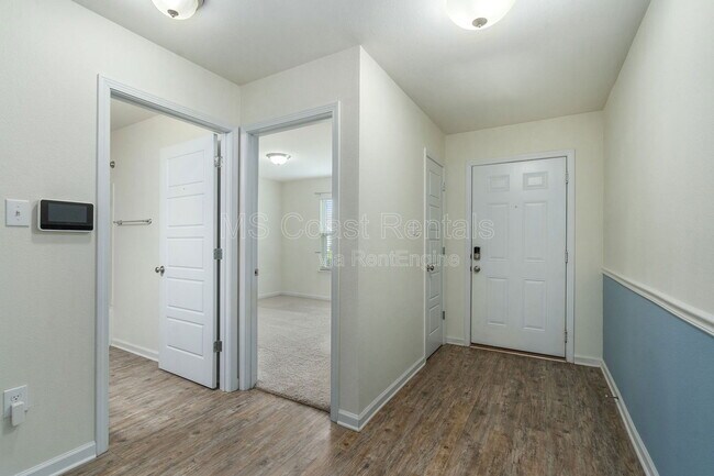 Building Photo - 515 E Marigold Dr