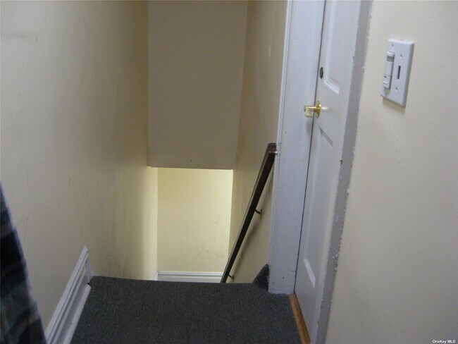 Building Photo - 266 Jericho Turnpike