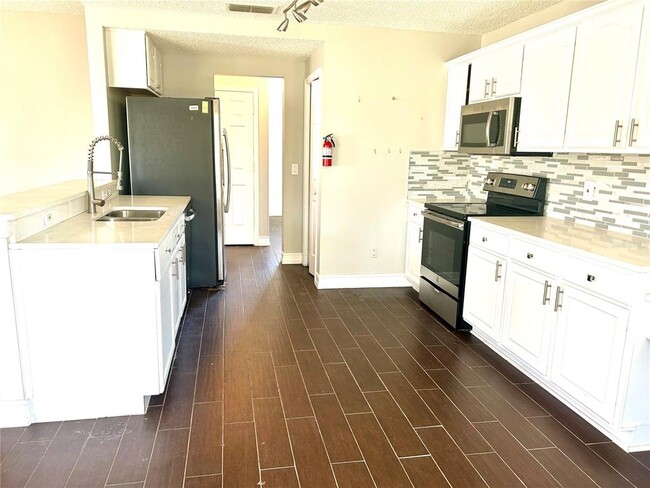 Building Photo - 409 Lytton Cir