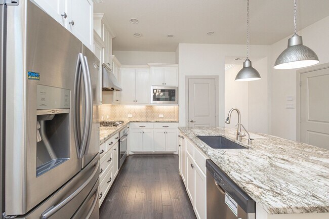 Building Photo - This house offers beautiful open floor plan with high ceilings and lots of natural light.