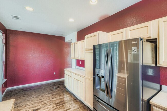 Building Photo - Spacious 3-Bedroom Townhome in Prime Denve...
