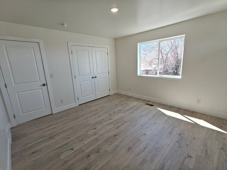 Building Photo - 6662 Highland Dr