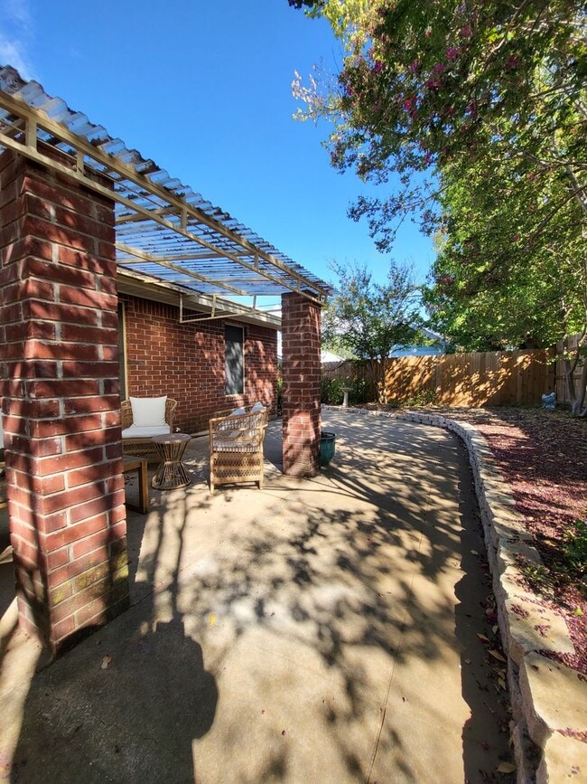 Building Photo - FOR LEASE!!