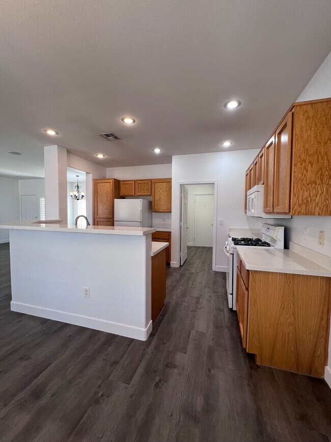 Building Photo - Freshly Upgraded 55+ Sun City Anthem