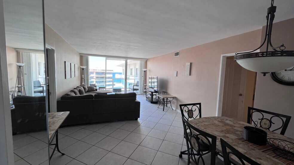 Primary Photo - 5161 Collins Ave