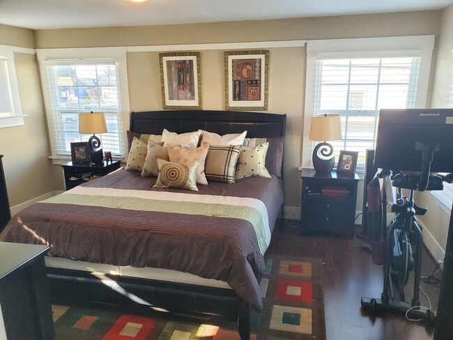 Building Photo - Available now! Emeryville 4 bedroom 3 bath house with Studio loftspace unit