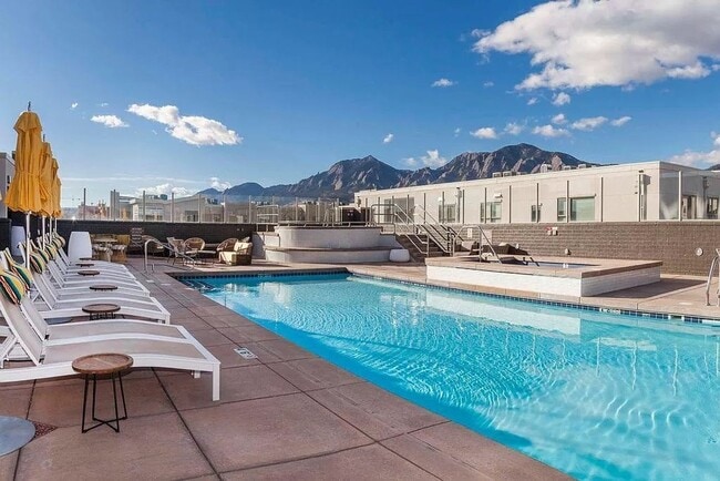 Building Photo - Gorgeous 2 BD/2BA Top Floor Condo In Great Peloton Community! Available August 7!