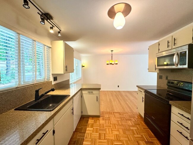 Building Photo - Winslow mid-century rambler....refreshed and ready to call home